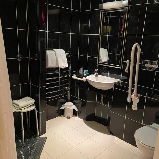 غرفة بسرير مزدوج لذوي الإعاقة، The Caledonian Hotel 3/3