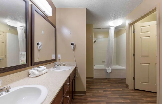 استوديو ديلوكس بسرير كوين مع أريكة، Extended Stay America Suites Phoenix Midtown 7/9