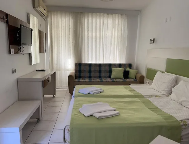 غرفة قياسية بسريرين منفصلين مع أريكة، Derya Motel 1/4