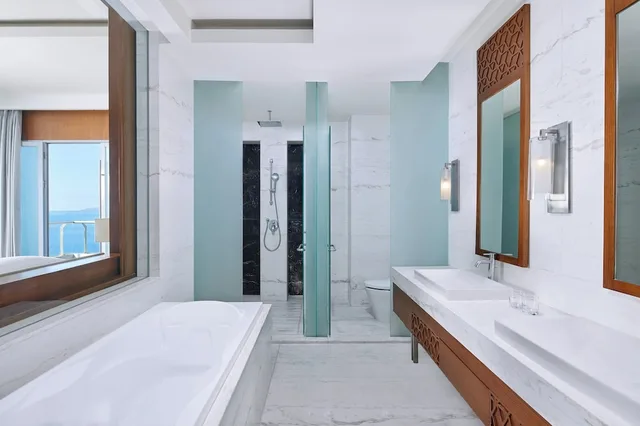 جناح رئاسي بسرير كينج بإطلالة على البحر، FOUR POINTS BY SHERATON MANADO 4/4