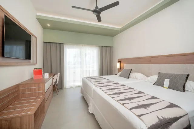 Connecting, 1 King and 2 Double Beds, RIU Flamingos - All Inclusive 3/9