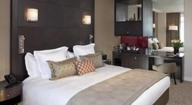 غرفة بسرير مزدوج بشرفة، Jumeirah Carlton Tower London 1/1