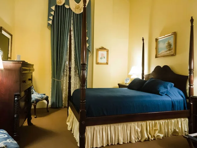 جناح بسرير كوين، The Guest House Historic Mansion 4/9