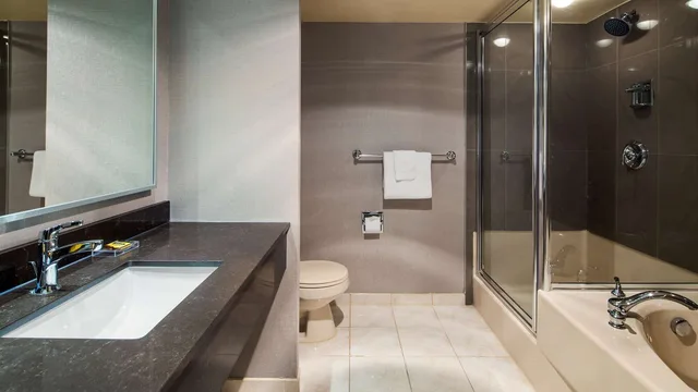جناح ديلوكس بسرير كينج مع أريكة بجاكوزي، Best Western Plus The Arden Park Hotel 2/2