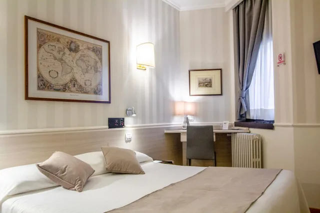 غرفة بسرير كوين، Flora Hotel Milan 5/10