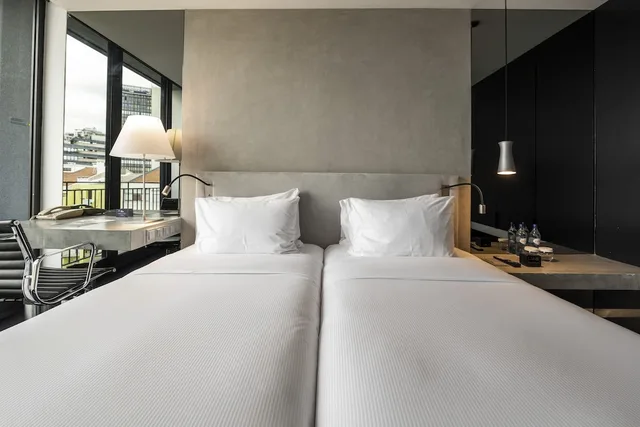 غرفة بسريرين منفصلين بشرفة بإطلالة، Doubletree By Hilton Lisbon Fontana Park 5/10