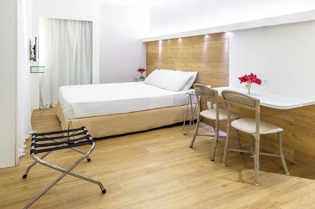 Premium Double Room + 1 Single Bed (no sea view)، Costamar 3/6