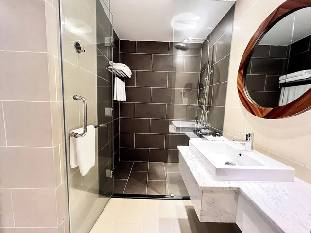 استوديو ديلوكس بسريرين منفصلين بغرفة نوم واحدة بإطلالة جزئية على البحر، Starcity Bayfront Nha Trang Hotel 7/7