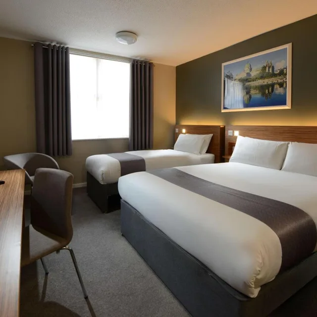 غرفة بسريرين منفصلين بحمام خاص، Travelodge Plus - Galway City 1/7