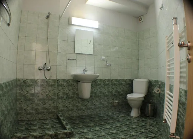 غرفة قياسية بسريرين منفصلين بشرفة، Hotel Grand 3/3