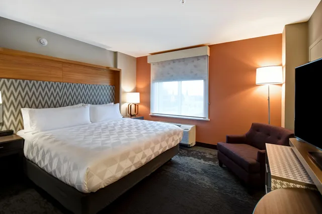 Room, King Bed, Holiday Inn Lancaster 2/5