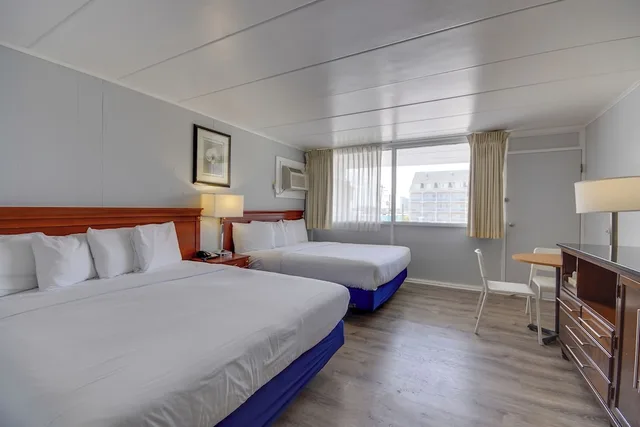 Standard, 2 King Beds, Pool Side، Rideau Motor Inn 1/5