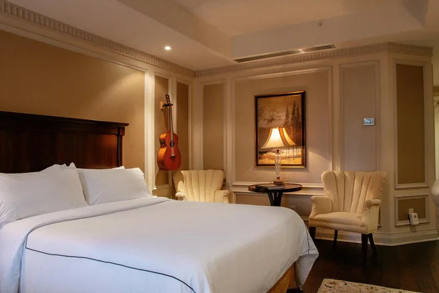 جناح جونيور، Windsor Arms Hotel 1/5