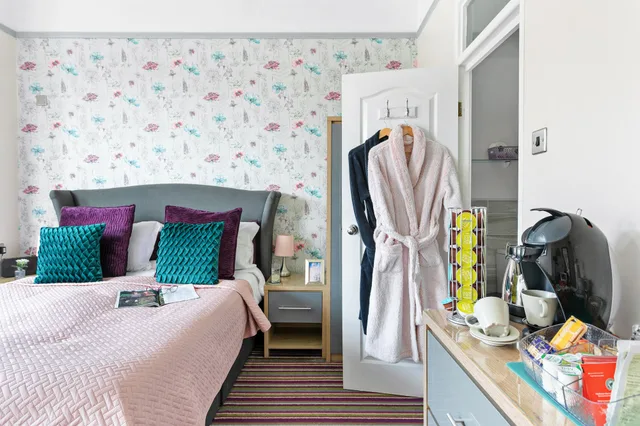 Room 2, Superior, King Bed, Cherwood Hotel 2/3
