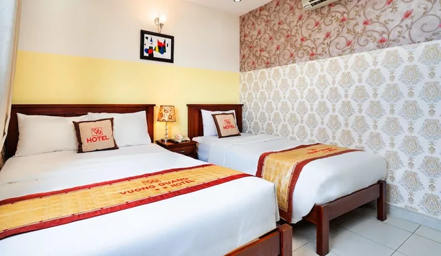 غرفة ديلوكس ثلاثية بسرير كوين وسرير فردي بإطلالة على المدينة، Vuong Quang Hotel 1/9