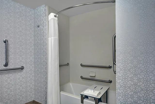 غرفة بسريرين كوين لذوي الإعاقة، Hampton Inn Bath Brunswick Area Me 4/4