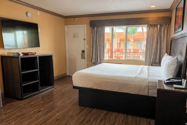 Room, King Bed, Om Park Inn and Suites El Cajon near San Diego 5/10