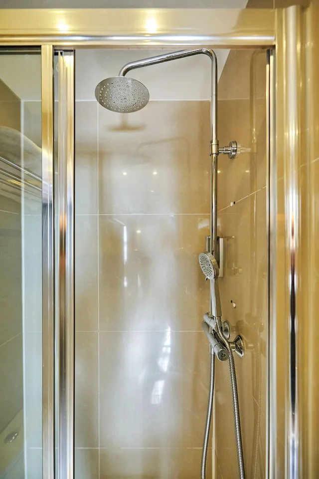 غرفة رباعية بأربعة أسرّة، Huttons Hotel, Victoria London 6/6
