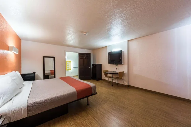 غرفة بسرير كينج لغير المدخنين، Motel6 Uvalde, TX 3/10