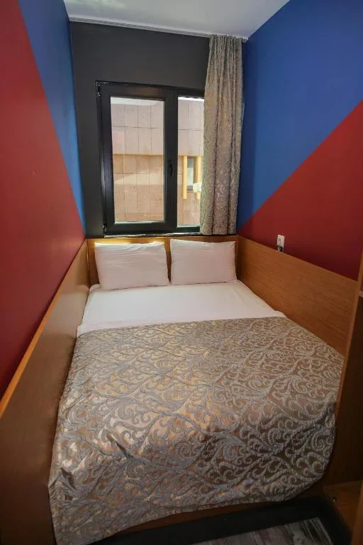 Compact، Quantum Hotel 5/8