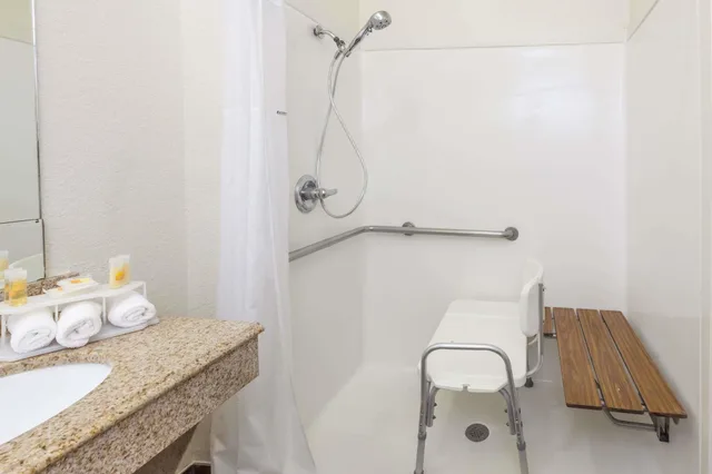 2 Queen Beds - Mob Acc RI Shwr Nsmk Micfridg، Studio6 Suites Pasadena, TX 8/8