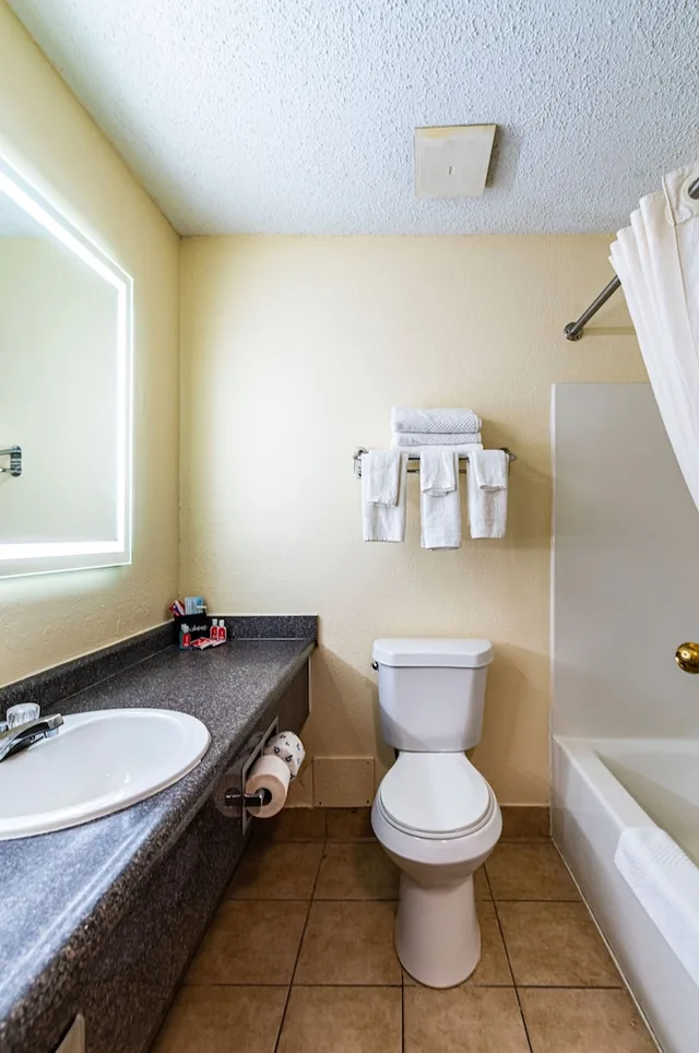 غرفة بسرير كينج لذوي الإعاقة، Econo Lodge Cleveland Southeast Kent 5/6