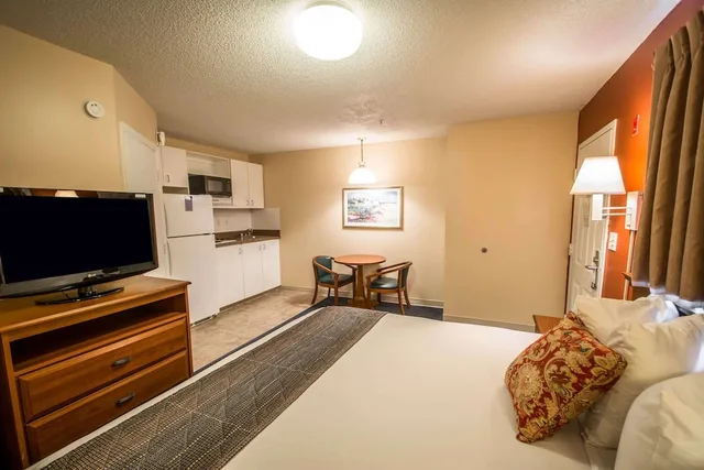 Room, King Bed, Suburban Studios Stuart near Federal Hwy 1 4/6
