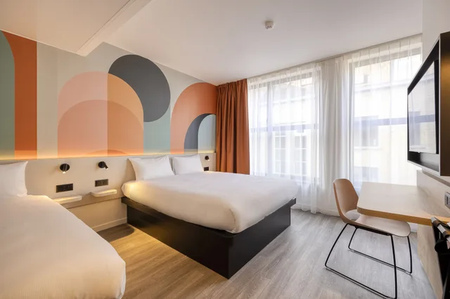 غرفة ثلاثية بسرير مزدوج وسرير فردي، B&B Hotel Hasselt 1/5