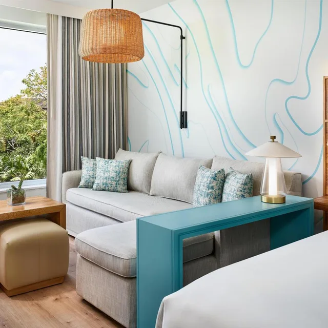 غرفة بسريرين كوين مع أريكة بحوض استحمام لذوي الإعاقة، Faro Blanco Resort Marathon Florida Keys, Curio by Hilton 4/8
