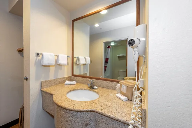 غرفة ديلوكس بسريرين مزدوجين، Red Roof Inn & Suites Biloxi 8/8