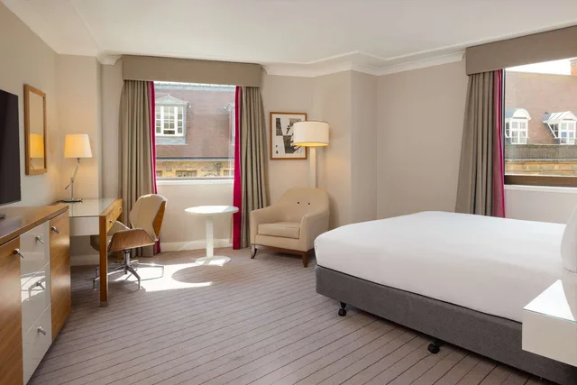 غرفة تنفيذية ركنية بسرير كينج بإطلالة، Hilton Cambridge City Centre 1/3