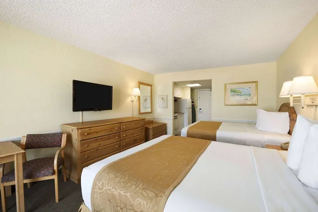 Room, 2 Double Beds, Lateral Partial View، Days Inn by Wyndham Daytona Oceanfront 1/5