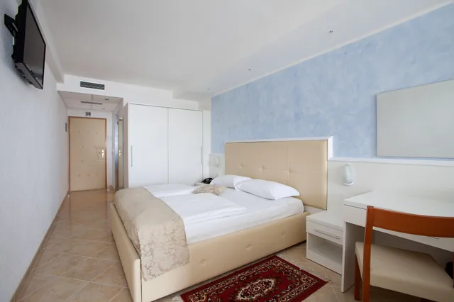 غرفة قياسية بسرير مزدوج أو سريرين منفصلين بإطلالة على البحر بشرفة، Hotel Mimosa - Lido Palace 8/10