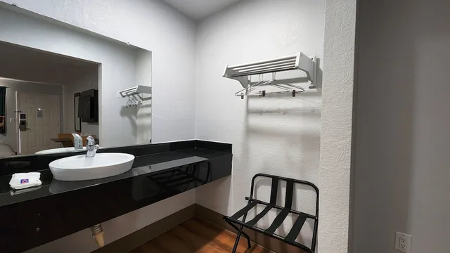 غرفة بسريرين كوين للمدخنين، Motel6 Webster Tx Houston Nasa Lake 7/7