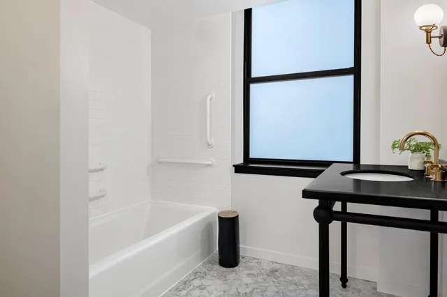 جناح بسرير كينج مع أريكة، Palladian A Kimpton Hotel 6/6