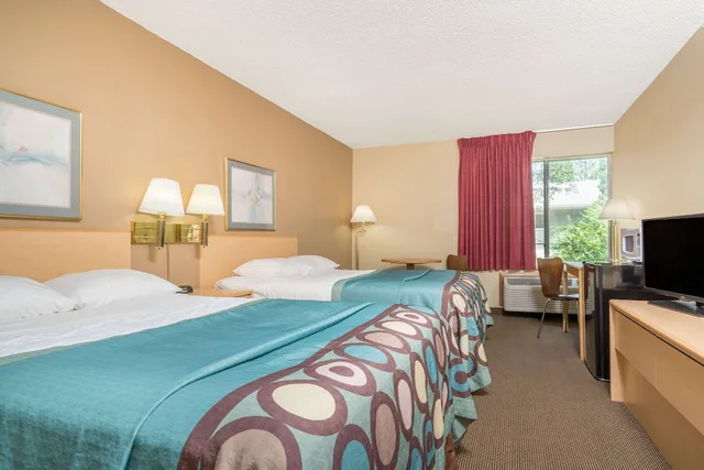 Upgrade, 2 Double Beds، Super 8 By Wyndham Menomonie Wi 1/1
