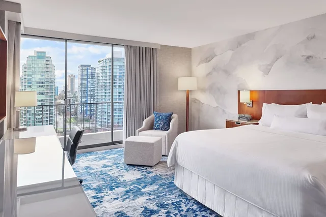 1 Bedroom, Panoramic, Suite, King Bed, Mountain View, Sofa, Westin Bayshore 1/4