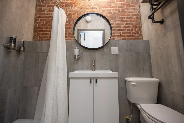جناح بسرير كوين، The Flat NYC 4/5