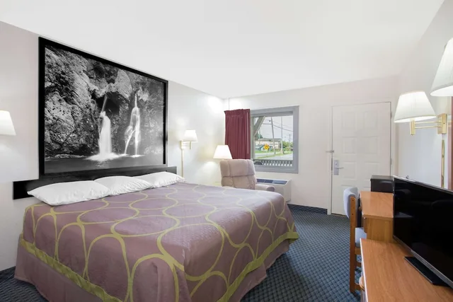 غرفة بسرير كينج لذوي الإعاقة، Super 8 By Wyndham Christiansburg 2/6