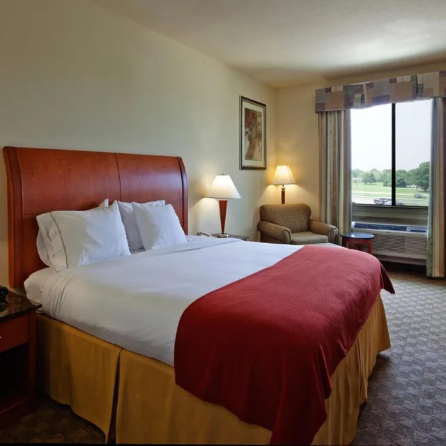 2 Bedrooms, Suite, 1 King and 2 Queen Beds, Holiday Inn Express Hotel Suites Fairfield North 2/2