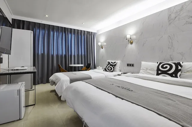 غرفة بريميوم بسرير مزدوج وسرير فردي، Picasso Hotel 4/5