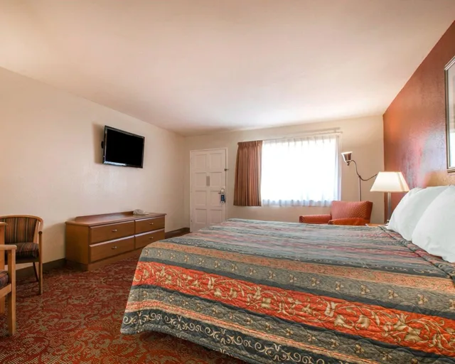 غرفة قياسية بسرير كوين، Rodeway Inn Fallbrook Downtown 2/6