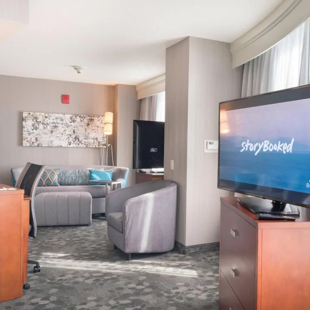 غرفة بسرير كينج مع أريكة بحوض استحمام لذوي الإعاقة، Courtyard Silver Spring Downtown 4/6