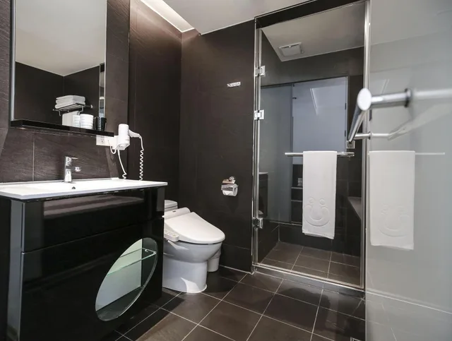 غرفة ديلوكس ثلاثية بإطلالة على المدينة بحوض استحمام، CityInn Hotel Plus Taichung Station Branch 5/6
