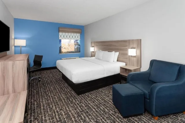 غرفة بسرير كينج مع أريكة، Baymont By Wyndham Indianapolis South 2/7