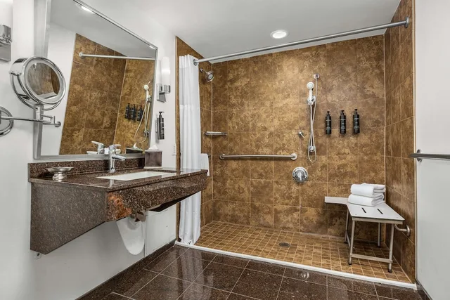 غرفة بسرير كوين لذوي الإعاقة، The Verve Hotel Boston Natick, Tapestry Collection by Hilton 7/7