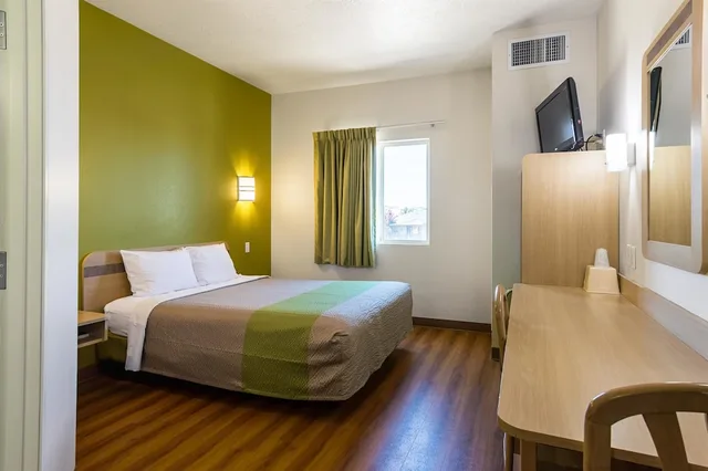 غرفة قياسية بسرير كوين لذوي الإعاقة، Motel6 Cedar City, UT 1/8