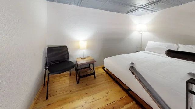 غرفة سيغنتشر بسرير كوين وسريرين منفصلين بإطلالة على المدينة لذوي الإعاقة، The Hotel Sturgis 4/10