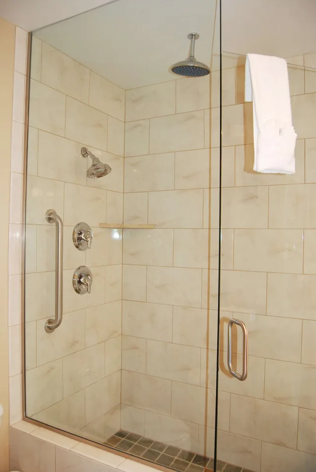 غرفة قياسية بسرير كينج بإطلالة على النهر بمطبخ صغير، Best Western Driftwood Inn 6/6