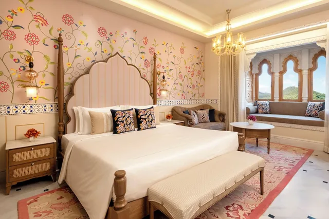 Luxury, King Bed, Museum View، Taj Lalit Bagh 1/2